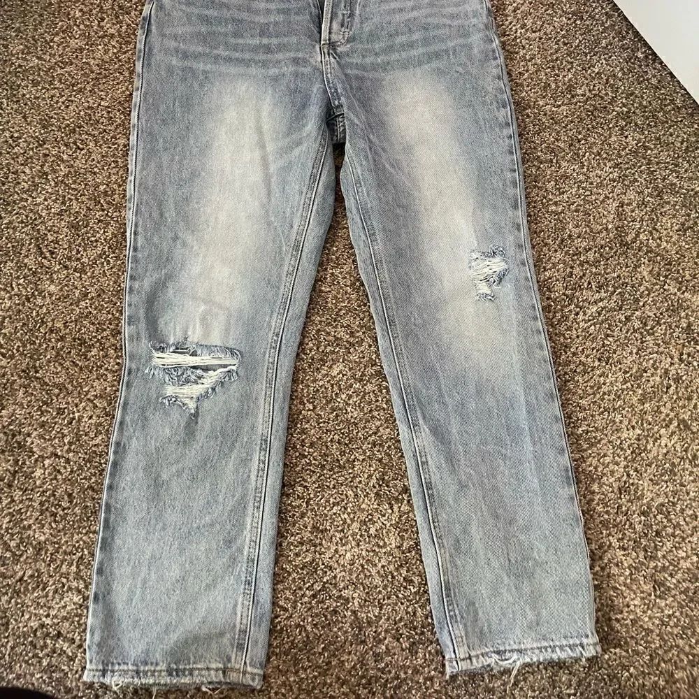 Womens high waisted distressed boyfriend jeans. Size 28. Never worn. - Picture 4 of 5